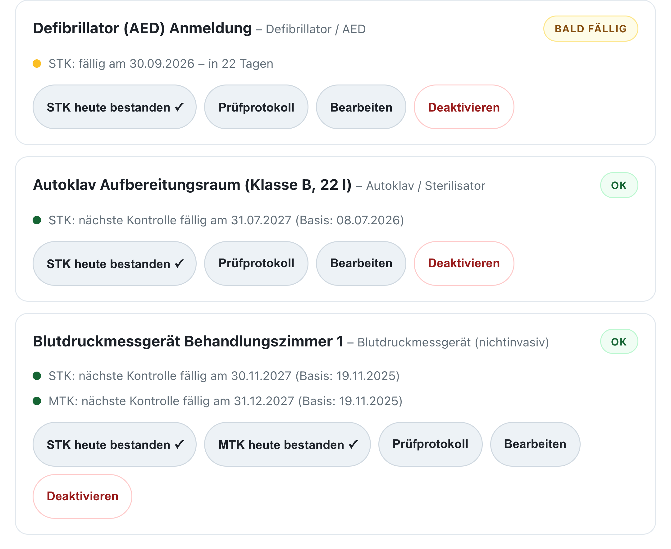 Bestandsverzeichnis in PraxisPilot: Defibrillator mit bald fälliger STK (gelb), Autoklav und Blutdruckmessgerät in Ordnung (grün) – je Gerät mit STK- und MTK-Datum nach § 12 und § 15 MPBetreibV und den Knöpfen für Prüfprotokoll und erledigte Kontrolle.
